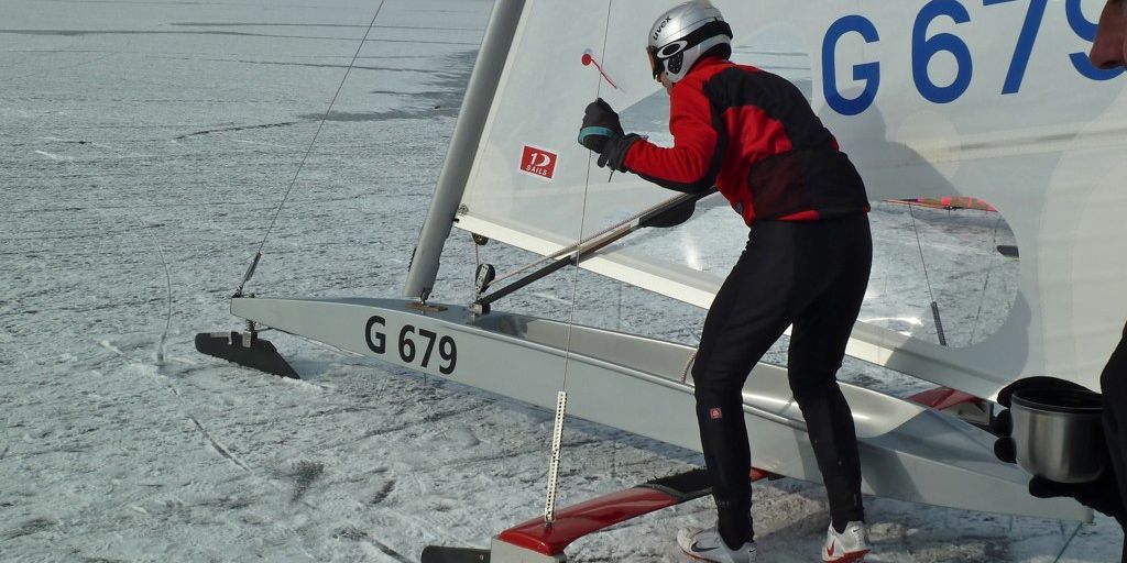 Der neue Deutsche Eissegel-Meister Martin-Björn Schneider auf dem Sprung zum Sprint-Start. © rohrssen