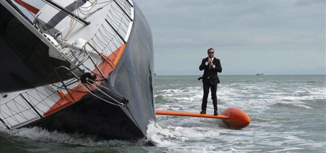 Alex Thompson steht sicher auf dem Kiel seiner Hugo Boss und ordnet erst einmal die Krawatte. © lloydimages.com Alex Thompson steht sicher auf dem Kiel seiner Hugo Boss und ordnet erst einmal die Krawatte. © lloydimages.com