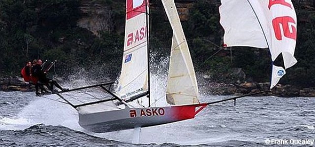 18-Footer "Asko" platzt am Wochenende beim Rennen in Sydney der Gennaker. © Frank Quealey