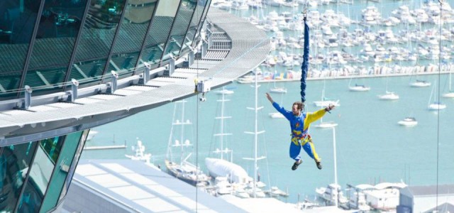 Medienmann Diego Frucutoso von Telefonica springt vom Sky Tower in Auckland. © Marc Bow/Volvo Ocean Race