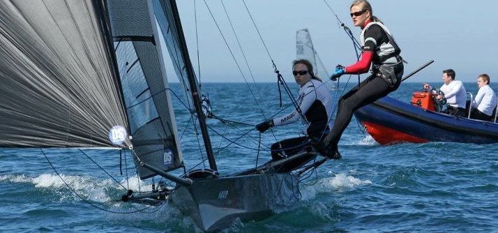 Dei 505er Europameisterin Meike Schomäker testet als Vorschoterin das Arup-Skiff. © Czech Skiff Dei 505er Europameisterin Meike Schomäker testet als Vorschoterin das Arup-Skiff. © Czech Skiff