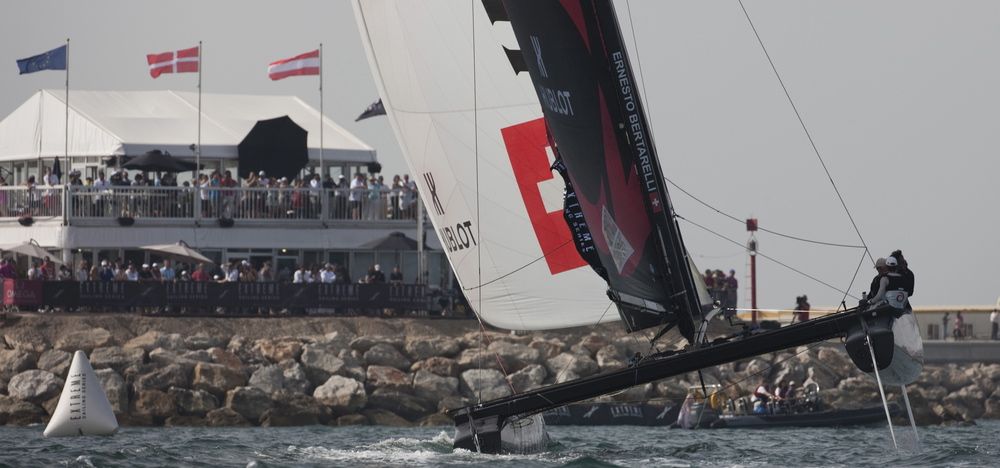 Alinghi rast zum zweiten Laufsieg Richtung Ziellinie, kommt aber ansonsten nur sehr schwer in Fahrt.  © Lloyd Images