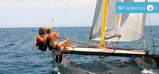 So kann Mixed-Sailing aussehen. Kleine Stärkung auf dem Foiler Kat. © Whites Dragons So kann Mixed-Sailing aussehen. Kleine Stärkung auf dem Foiler Kat. © Whites Dragons