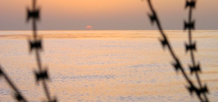 Sonnenaufgang hinter Stacheldraht. Die "Planet Solar" schützt sich vor Piratenangriffen. © Planet Solar Sonnenaufgang hinter Stacheldraht. Die "Planet Solar" schützt sich vor Piratenangriffen. © Planet Solar
