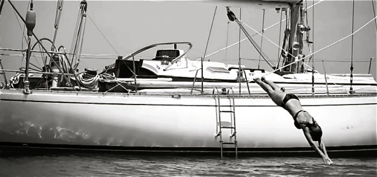 Taru springt von der neuen "Duende". Die Herreshoff-Yacht passt besser zur Karibik-Lifestyle-Optik, als die alte Hallberg Rassy.