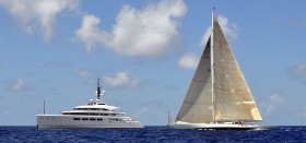 Ernesto Bertarellis neue Superyacht "Vava II" passt vor dem karibischen St. Barth mit der J-Class "Ranger" an. © Superyachttimes.com