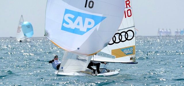 Ferdinand Gerz und Patrick Follmann im Pump-Modus. Die 470er Segler bestätigen ihren Aufwärtstrend von der WM. © Könitzer Ferdinand Gerz und Patrick Follmann im Pump-Modus. Die 470er Segler bestätigen ihren Aufwärtstrend von der WM. © Könitzer © Könitzer
