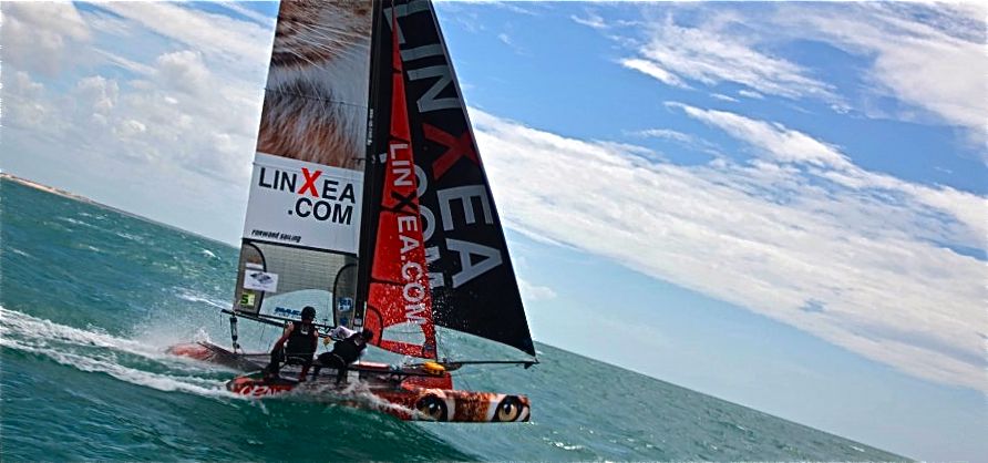 Yvan Bourgnon und Thibel Vauchel-Camus rasen im Strandkat zur 24 Stunde Bestmarke. © linXea Yvan Bourgnon und Thibel Vauchel-Camus rasen im Strandkat zur 24 Stunde Bestmarke. © linXea