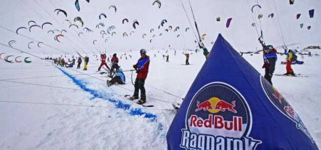 Gut 200 Snow-Kiter an der Startlinie beim Ragnarok 2012. © Red Bull