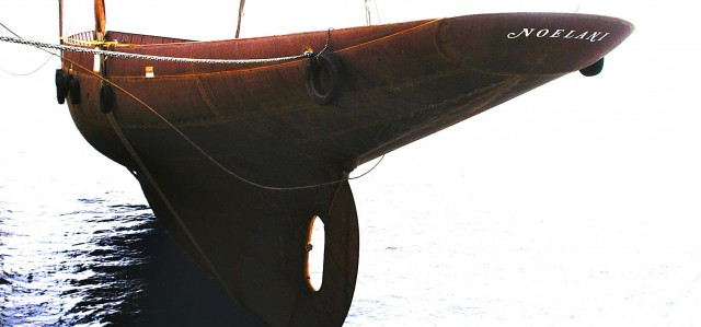 Der "Noelani" Rohbau wird im türkischen Bodrum für die deutschen Wirtschaftsbosse Zetsche und Großmann vom holländischen Transportschiff gehoben. © Handtke