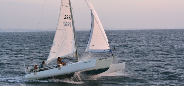 J/24 mit Hobie Rümpfen. © delane