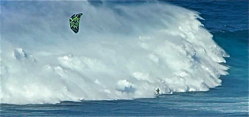 Kitesurfer gerade noch Jaws auf Mauii aus dem Rachen gerutscht.