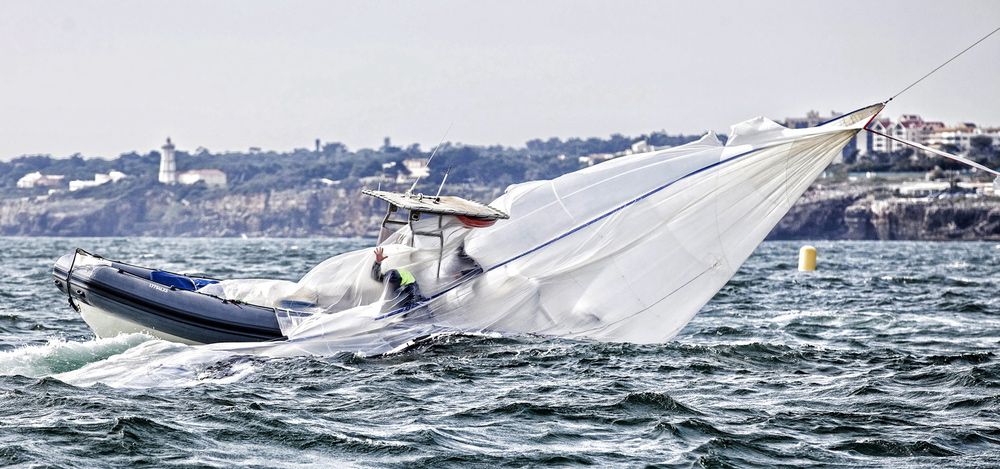 Hübscher Fang. Ein verunglücktes RC44-Bergemanöver "verpackt" einen nahen Motorboot-Fahrer. Das Segel hängt noch am Fall. © Nico Martinez / RC44 Class Association Hübscher Fang. Ein verunglücktes RC44-Bergemanöver "verpackt" einen nahen Motorboot-Fahrer. Das Segel hängt noch am Fall. © Nico Martinez / RC44 Class Association