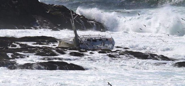 Die Sydney 38 "Low Speed Chase" auf dem Farallones Felsen.
