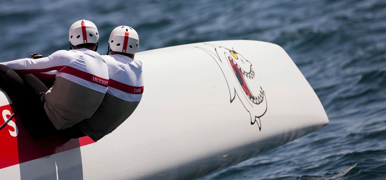Das Luna Rossa Team, hier der "Piranha" mit ex 49er Champ Chris Draper an der Pinne, hängt sich voll rein für einen starken Auftritt am zweiten Tag. © Gilles Martin-Raget Das Luna Rossa Team, hier der "Piranha" mit ex 49er Champ Chris Draper an der Pinne, hängt sich voll rein für einen starken Auftritt am zweiten Tag. © Gilles Martin-Raget