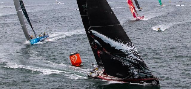 Nach dem Start der sechsten Volvo Ocean Race Etappe führt Puma an der letzten Marke Richtung Miami. © Ian Roman/Volvo Ocean Race