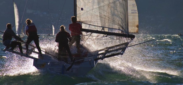 Kielskiff mit Auslegern am Gardasee. © stockmaritime