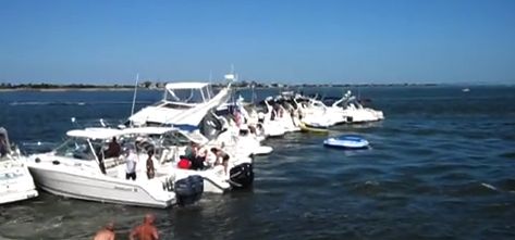 Die Phalanx der 25 miteinander vertäuten Motorboot-treibt ab. Die Phalanx der 25 miteinander vertäuten Motorboot-treibt ab.
