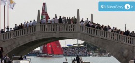 Zuschauer in Venedig auf Brücken und schwimmender Tribüne. © Gilles Martin-Raget Zuschauer in Venedig auf Brücken und schwimmender Tribüne. © Gilles Martin-Raget