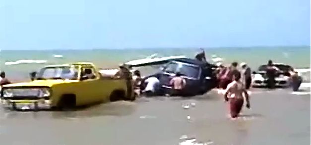 Auto zieht Auto, zieht Auto, zieht Boot... Auto zieht Auto, zieht Auto, zieht Boot...