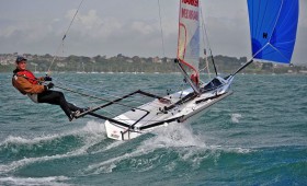 Rasen auf der Heckpartie. Einhand-Skiff beim Abflug. © Tania Samus