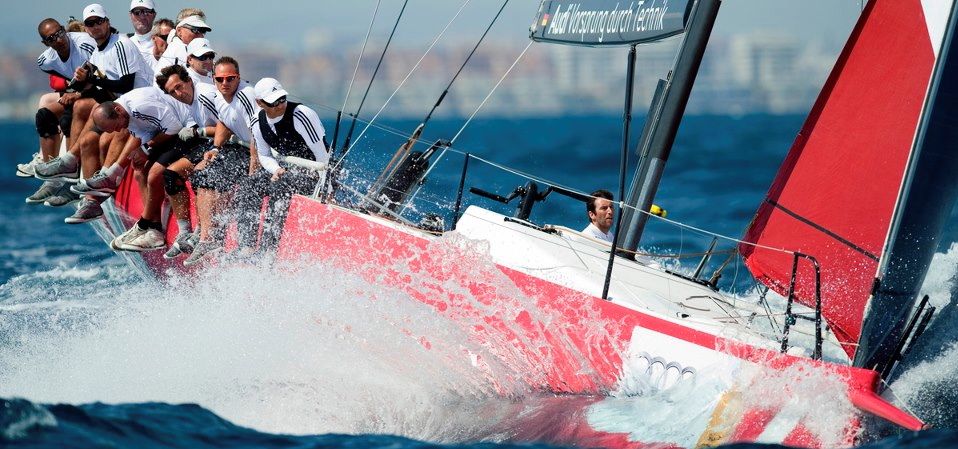 Das Schümann-Team knallt in eine Welle, hält vor Valencia aber gut mit. © Xaume Olleros/52 Superseries Das Schümann-Team knallt in eine Welle, hält vor Valencia aber gut mit. © Xaume Olleros/52 Superseries