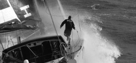Alex Thomson beim Balanceakt auf seinem bockenden Open 60. © Hugo Boss Alex Thomson beim Balanceakt auf seinem bockenden Open 60. © Hugo Boss