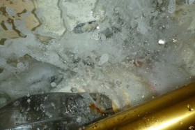 Wasser sprudelt in Mike Goldings Boot. 