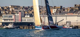 "Mare" mit dem ausladenden Outrigger, der den drehbaren Profilmast als Decksaling hält. © Breschi Open 60 Mare
