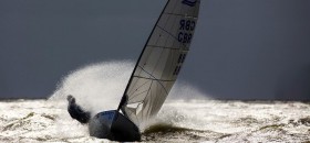 Finn Dinghy mit Spritz-Schleier bei der Delta Lloyd Regatta vor Medemblik. © Sander van der Borch/DLR Finn Dinghy Delta Lloyd Regatta vor Medemblik