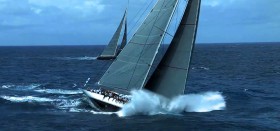Die J Class "Ranger" knallt in eine Welle. Die J Class "Ranger" knallt in eine Welle.