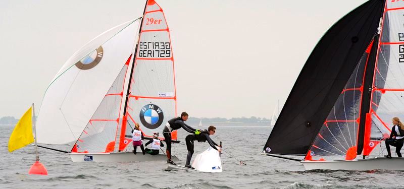 Der Wind wehte flau, aber zu einer 29er Kenterung reichte es doch. © Marina Könitzer 29er Kenterung