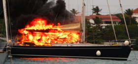 Lichterloh brennt die Jongert 80 auf ihrem Ankerplatz. © ourlifeatsea.com Lichterloh brennt die Jongert 80