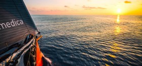 Ein Windhauch beschleunigt Alvimedica in der Bay of Bengal. © Amory Ross/Team Alvimedica/Volvo Ocean Race