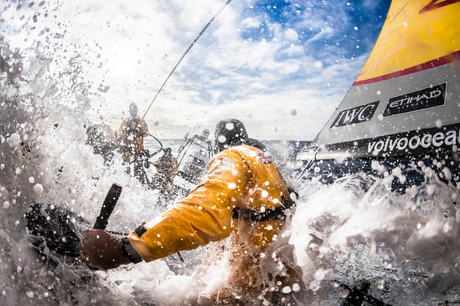 Simon Fisher dreht sich von einer Welle weg, als er den Traveller einstellt auf Abu Dhabi. © Matt Knighton / Abu Dhabi Ocean Racing / Volvo Ocean Race Simon Fisher dreht sich von einer Welle weg, als er den Traveller einstellt auf Abu Dhabi. © Matt Knighton / Abu Dhabi Ocean Racing / Volvo Ocean Race