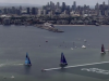 Die drei Teams rechts peilen einen Start mit Wind von Backbord an. Die Linie ist am Pin End stark bevorteilt...