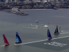 ...Mapfre (2.v.l.) hat 20 Sekunden vor dem Start eigentlich keine gute Position, aber den höchsten Speed. Dongfeng (r.) ist zu früh an der Linie und muss abbremsen. AkzoNobel (Mitte) hat eine starke Position, nimmt Speed auf und versucht die Lücke zum Pin End zu schließen...