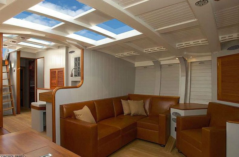 Kellerschiff mit Aussicht: Blick in die Sprit 100 Gaia mit dem geschickt panoramaverglasten Deck © Sprit Yachts