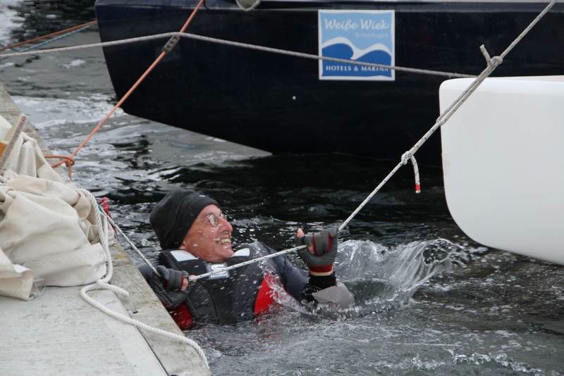 Uli Ellerbeck, Vorsitzender des Kieler Yacht Clubs, geht unfreiwillig baden.