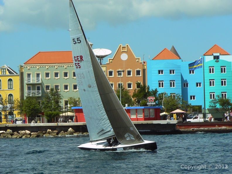 Jochen Schümann segelt vor hübscher Kulisse im karibischen Segel-Traumspot Curacao  © Cisca Rusch