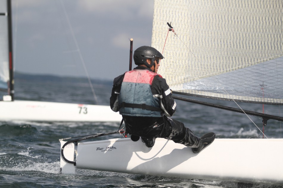 A-Cat-Segeln ist nichts für Weicheier. Manche Piloten sichern sich mit einem Helm... . © Kristoffer West / Sailing Aarhus