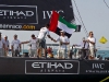 ...mit Adil Khalid von den Vereinigten Arabischen Emiraten an Bord ist überglücklich. Der Einheimische springt mit der Nationalflagge über das Deck. Eine schöne Show, die... © IAN ROMAN/Volvo Ocean Race