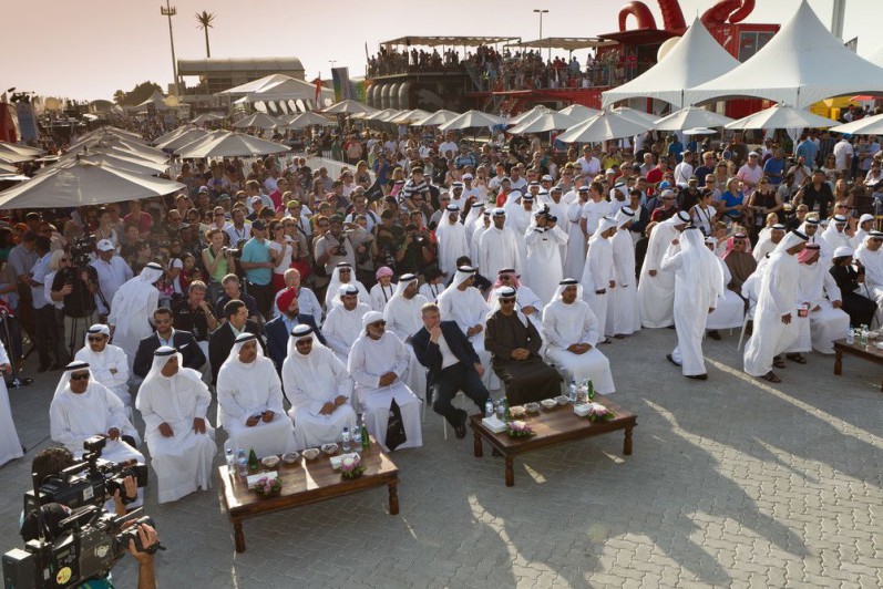 ...Abu Dhabi ist eben etwas anders als üblich. Die Segler werden von jeder Menge weiß gewandeter Scheichs umgeben. Umso besser...  © IAN ROMAN/Volvo Ocean Race