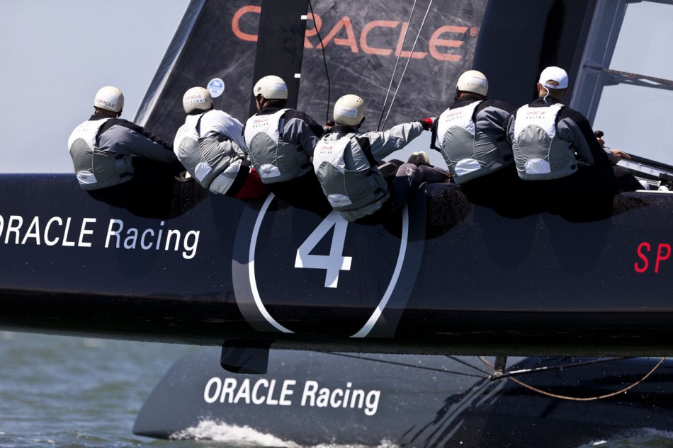 Gladiatoren mit Helmen geschützt, körperlich sichtbar arbeitend © ORACLE Racing