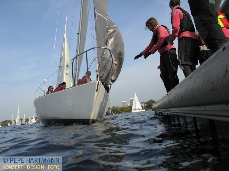 Die Frauen-Crew der `Tutima´, im Moment ohne Boot, nutzt die Alsterglocke als Trainingseinheit mit einer geliehenen J/24 © Pepe Hartmann