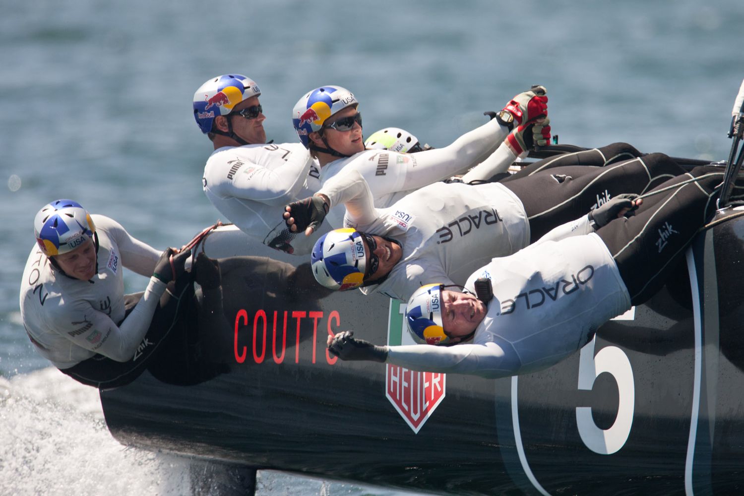 ...und selbst Russell Coutts biss mächtig auf die Zähne und erinnerte sich beim Hängegurt-Einsatz an alte Finn-Dinghy-Zeiten... © Gilles Martin-Raget