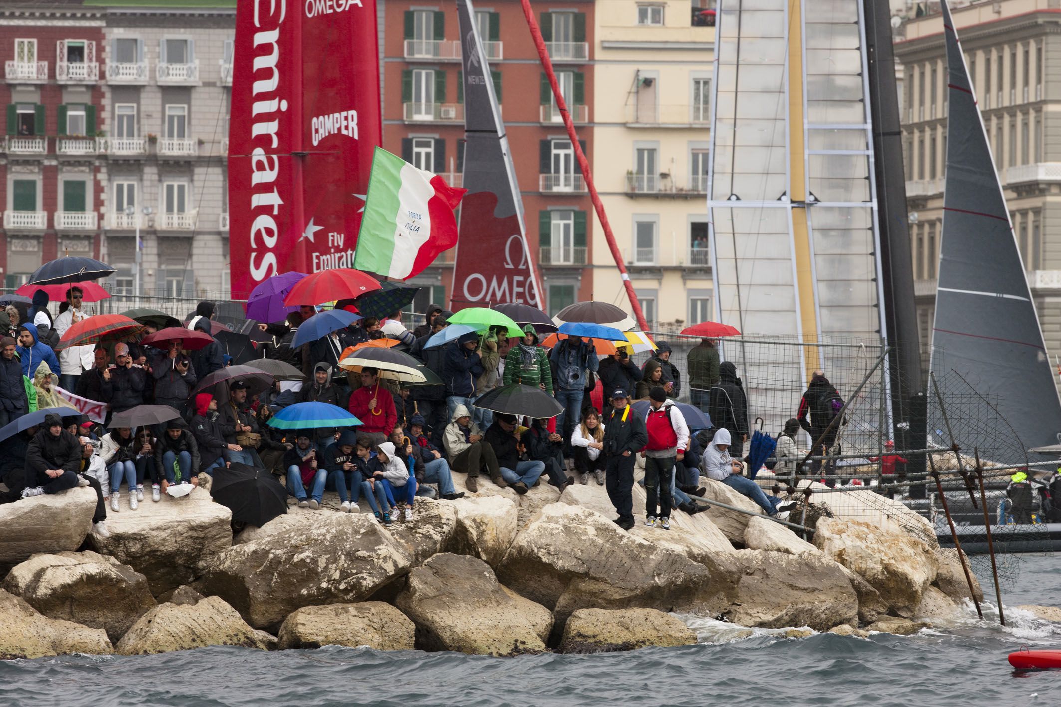 Verrückt. Die Italiener beobachten mit Schirmen auf den Steinen die Kats beim Auslaufen und... © Gilles Martin-Raget