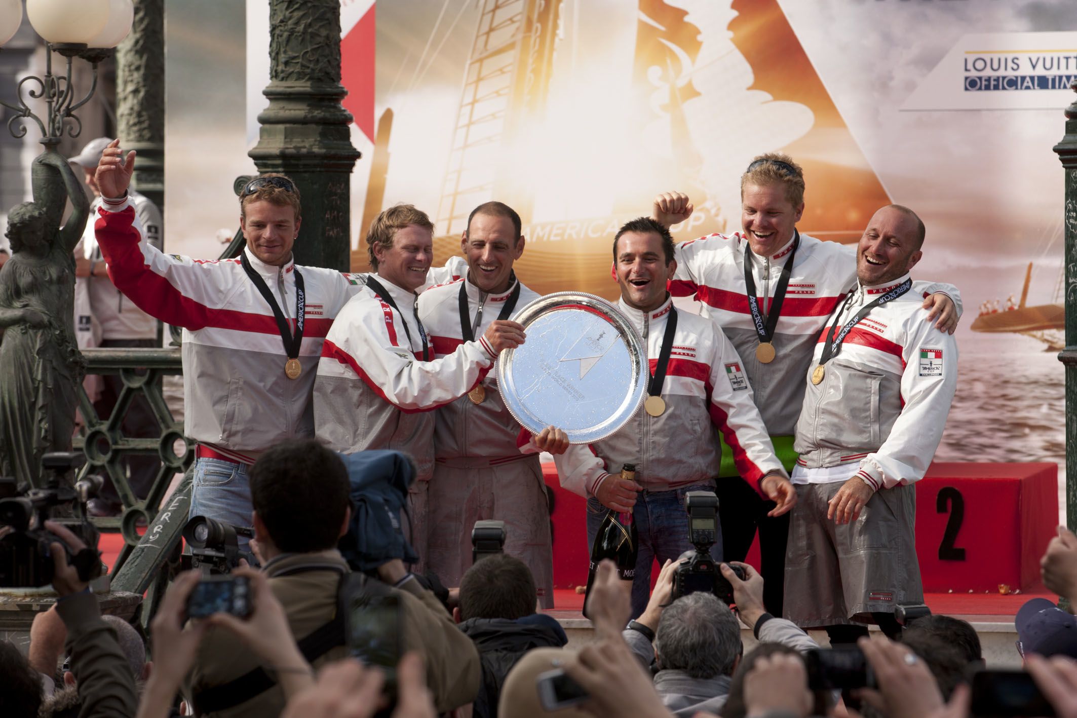 Das Luna Rossa Team freut sich über seinen Premieren-Sieg in Neapel. © Gilles Martin-Raget