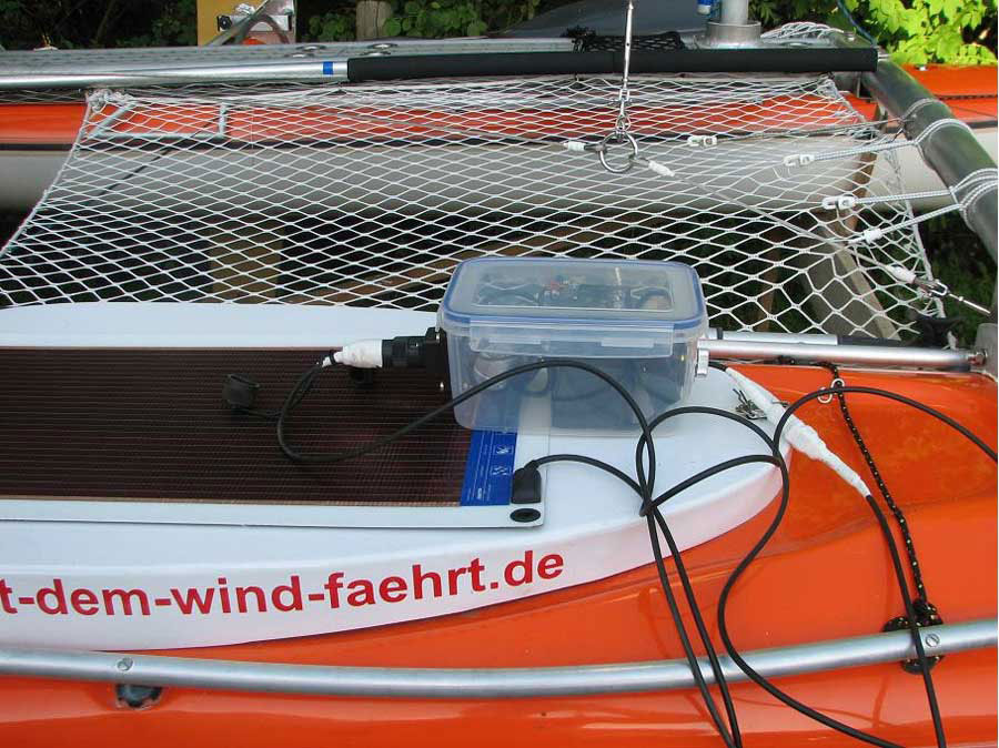 Die Stromversorgung ist in einer Wasserdichten Dose untergebracht. Das Solar-Panel versorgt den GPS. © A. Gabriel
