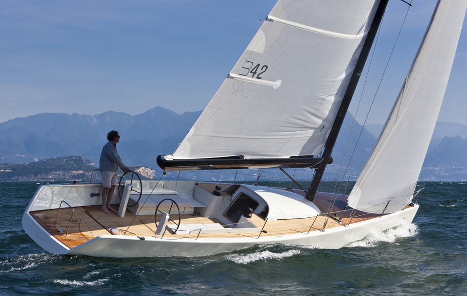 Einhandsegler vor Sirmione del Garda. Zum segeln braucht man bloß gescheiten Wind und ein gescheites 400 Tsd Euro Boot. © B-Yachts